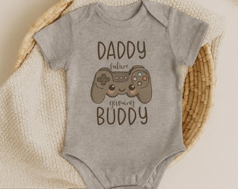 Baby bodysuit "Daddy's Future Gaming Buddy" – Organic cotton – Funny gamer design – Gift for expectant fathers, baby showers & gamer families