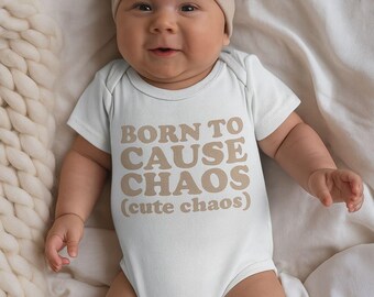 Born to Cause Chaos (Cute Chaos) Organic Baby Bodysuit – Funny Romper Made of Organic Cotton – Gift for Birth / Baby Shower