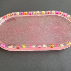 Light Pink Resin Trinket Tray – Clear Floral Ring Dish – Mini Flower-Inlay Catchall – Handmade Jewelry Holder – Aesthetic Vanity Decor