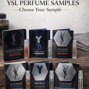 以下が含まれることがあります： YSLの香水サンプル。様々な香りが紹介されています。小さな香水瓶と、それに対応する箱が並んでいます。箱は主に黒色で、シルバーのアクセントとYSLのロゴが特徴です。「Choose Your Sample」の文字も見えます。