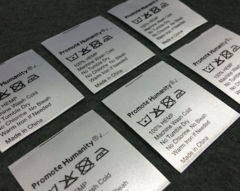 Etiquetas de satén personalizadas, 100 unidades, impresas en negro sobre blanco. Etiquetas para ropa.