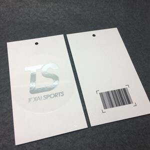 Pode incluir: Duas etiquetas de pendurar brancas com um logotipo circular prateado que diz "TS TOTALSPORTS" de um lado e um c&oacute;digo de barras do outro.