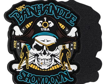 Könnte beinhalten: Ein schwarzer Aufnäher mit einem Totenkopf mit Piratenhut, dem Text "PANHANDLE SHOWDOWN" in Türkis und Silhouetten eines Mannes und einer Frau. Der Aufnäher enthält auch gekreuzte Knochen und den Text "NPC USA".