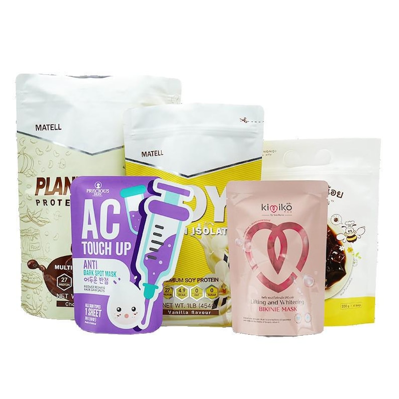 Peut inclure: Divers assortiment de produits de beaut&eacute; et de sant&eacute; emball&eacute;s. Comprend un masque anti-taches sombres AC Touch Up violet, un masque bikini rose et des sacs de prot&eacute;ines de soja et d'autres articles. L'emballage pr&eacute;sente du texte et des graphiques.