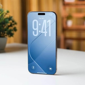 Peut inclure: Un smartphone avec un écran dégradé bleu affichant l'heure 9h41 et la date mar. 1er juil. Le téléphone a un bord noir et une découpe pour la caméra en haut. L'écran présente un motif de vagues bleu clair.