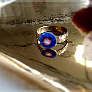 Anel azul romântico OOAK, guilhoché azul pintado à mão, anel rosa esmaltado, anel vintage francês