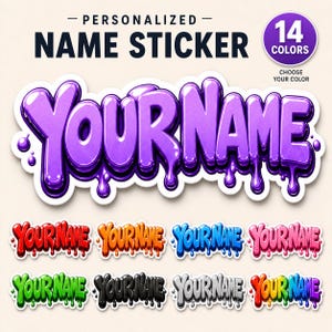 Könnte beinhalten: Ein personalisierter Namensaufkleber im Bubble-Letter-Stil mit Tropfeffekt. Der Aufkleber ist in 14 Farben erhältlich. Das Bild zeigt einen lila Aufkleber mit Beispielen in Rot, Orange, Blau, Rosa, Grün, Schwarz, Silber und Regenbogenfarben.