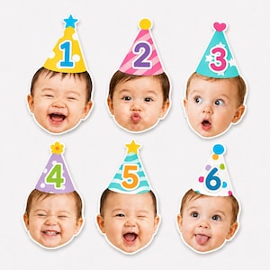 Op de afbeelding: Zes gestanste stickers met babygezichten die kleurrijke feesthoedjes dragen, genummerd van één tot zes. Elke hoed heeft een uniek patroon, waaronder stippen, strepen en sterren, en is bekroond met verschillende vormen zoals sterren en hartjes.