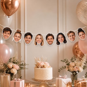 Può includere: Un festone con una serie di otto ritagli circolari, ognuno dei quali mostra un volto sorridente diverso, appeso orizzontalmente. La decorazione è completata da palloncini color oro rosa e bianchi, una torta bianca e composizioni floreali.