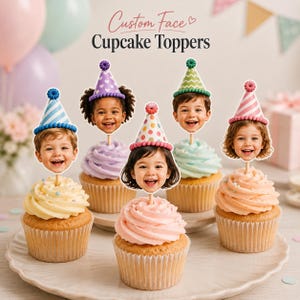 Op de afbeelding: Vijf cupcakes op een wit bord, elk met een op maat gemaakte gezichtsuitsparing met een kleurrijke feesthoed. De tekst Custom Face Cupcake Toppers is bovenaan zichtbaar. De cupcakes zijn voorzien van wervelingen van pastelkleurige glazuur.