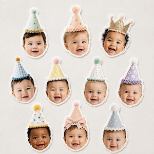 Pode incluir: Dez autocolantes recortados com rostos de bebés sorridentes a usar vários chapéus de festa, incluindo uma coroa de purpurinas douradas, um chapéu cónico de xadrez azul, estampado floral e chapéus com pompons, estrelas e um laço grande.