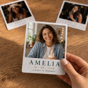 Op de afbeelding: Een vierkante fotoafdruk met een glimlachend persoon die een cupcake met een brandend kaarsje vasthoudt. De afdruk bevat de naam AMELIA in donkergroene tekst, de datum 18 09 2026 in goud en de tekst A NIGHT TO REMEMBER in zwart op een witte rand.