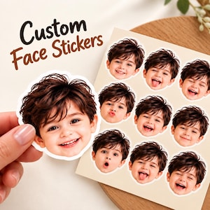 Può includere: Un foglio di adesivi personalizzati con varie espressioni di un bambino piccolo con capelli castano scuro. Gli adesivi sono fustellati con un bordo bianco. Il testo Custom Face Stickers è stampato in marrone scuro nell'angolo in alto a sinistra.