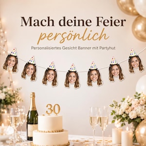 Könnte beinhalten: Eine festliche Party-Szene mit einem Banner aus personalisierten Gesichtsausschnitten mit Partyhüten. Eine zweistöckige Torte mit goldenem "30"-Topper, Champagner und Blumen sind ebenfalls zu sehen. Auf dem Banner steht "Mach deine Feier persönlich".