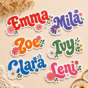 Könnte beinhalten: Bunte Namensaufkleber in Rot, Orange, Blau, Grün und Pink. Jeder Aufkleber zeigt einen Namen in Retro-Schrift, verziert mit floralen Akzenten. Die Namen sind Emma, Mila, Zoe, Ivy, Clara und Leni.