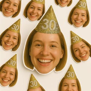 Puede incluir: Un collage de caras sonrientes, cada una con un gorro de fiesta dorado con el número "30". Los sombreros tienen una textura brillante. Las caras están recortadas y dispuestas sobre un fondo claro, creando un tema festivo y alegre.