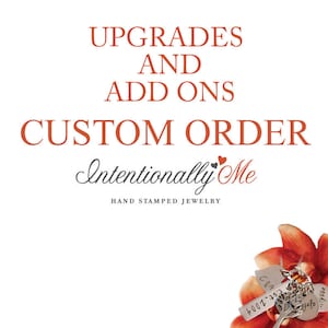Könnte beinhalten: Ein weißer Hintergrund mit dem Text "UPGRADES AND ADD ONS CUSTOM ORDER Intentionally Me HAND STAMPED JEWELRY" in Rot. Eine Nahaufnahme eines silbernen Schlüsselanhängers mit dem Text "C&N 6002757" und eines silbernen Anhängers mit dem Text "asshii."