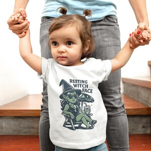 魔女の無表情な幼児用シャツ – ビーチバイブス ハロウィン グラフィックTシャツ