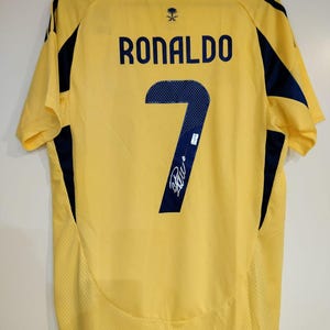 Camiseta local del Al Nassr firmada por Cristiano Ronaldo (auténtica) con autógrafo y certificado de autenticidad.