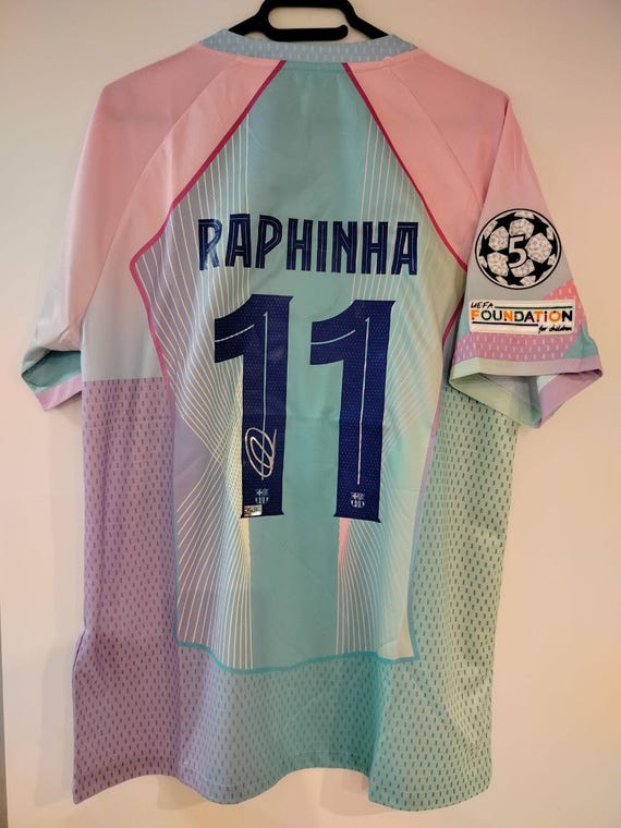 Raphinha 11 バルセロナ✕トラビス コラボ 半袖 シャツ Barcelona Raphinha #11 Signed Jersey With Certificate - Etsy Denmark