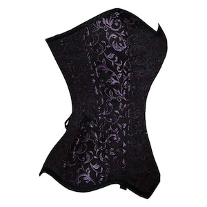 Puede incluir: Un corsé negro con un diseño floral púrpura. El corsé tiene una silueta estructurada con un escote curvo y una cintura ajustada. La tela tiene un ligero brillo, y el estilo general es elegante y entallado.