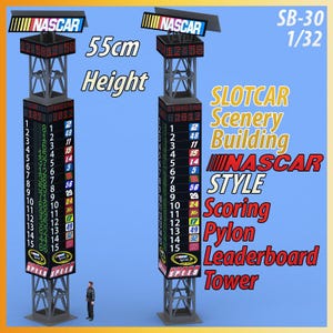 Puede incluir: Una torre de pilón de puntuación estilo NASCAR, de 55 cm de altura, con un diseño de marcador. La torre presenta una pantalla digital y el texto "NASCAR" en la parte superior. La imagen también incluye el texto "SB-30 1/32".