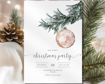 Può includere: Un invito bianco per una festa di Natale con un'illustrazione ad acquerello di una palla di Natale e un ramo di pino. Il testo dell'invito recita "Join us for a Christmas party" con la data, l'ora e le informazioni RSVP.