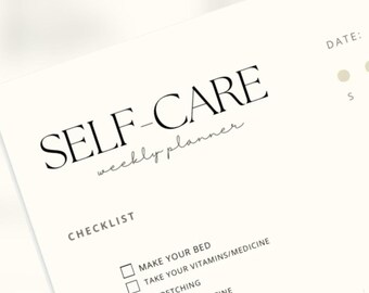 Puede incluir: Un planificador semanal de color crema con las palabras "SELF-CARE" en una fuente grande, negra y sans-serif. Debajo, las palabras "weekly planner" están en una fuente cursiva más pequeña. La lista de verificación incluye elementos como "Haz tu cama".