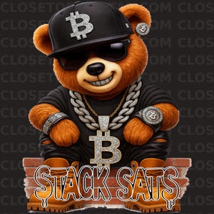 Puede incluir: Un oso de dibujos animados con una gorra negra con un símbolo de Bitcoin plateado, gafas de sol y una camisa negra. El oso tiene una cadena, un reloj y una pulsera con diamantes. El texto "STACK SATS" está en una pared de ladrillos.