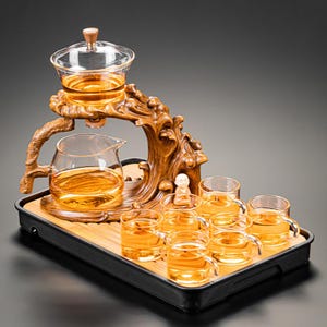 Puede incluir: Un juego de té completo con un soporte de madera, una tetera de vidrio y varias tazas pequeñas de vidrio. El juego incluye un soporte de madera con un diseño decorativo, una tetera de vidrio y varias tazas pequeñas de vidrio, todo dispuesto en una bandeja negra.