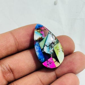 Op de afbeelding: Een set van drie keramische mokken met een gespikkelde, matte afwerking. De mokken zijn in tinten crème, lichtgrijs en donkergrijs. Elke mok heeft een eenvoudig, minimalistisch ontwerp, perfect voor koffie of thee.