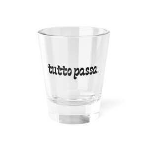 「tutto passa」の引用句が書かれたショットグラス、ユニークなバーウェアギフト、思い出に残るパーティーの記念品、面白いドリンクグラス、お祝いに最適、[...]