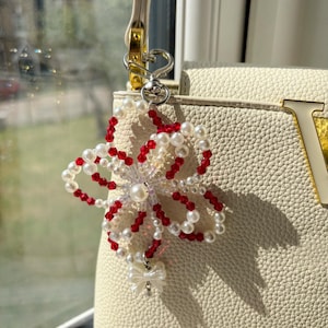 Dije de flor roja y blanca con cuentas: accesorio para bolso de crochet