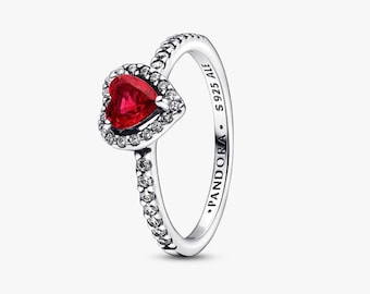 Anillo de plata de ley S925 Pandora con corazón rojo brillante y pavé de circonitas cúbicas.