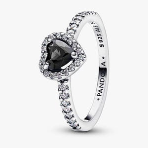 Könnte beinhalten: Ein silberner Ring mit einem herzförmigen schwarzen Edelstein, umgeben von kleineren, klaren Steinen. Das Band ist ebenfalls mit klaren Steinen besetzt. Der Ring ist mit "S925 ALE" und "PANDORA" markiert.