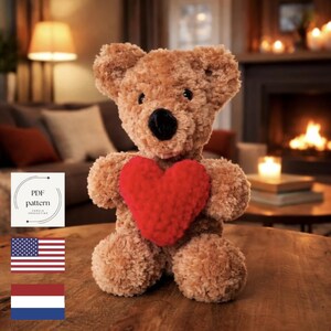 Op de afbeelding: Een bruine teddybeer met een rood hart. De beer heeft een zwarte neus en staat op een houten oppervlak. De afbeelding bevat ook een PDF-patroon en de Amerikaanse vlag.