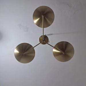 Modern Luxury Brass Ceiling Light – Triple Arm Flush Mount Chandelier, Mid-Century Modern Lighting for Dining, Kitchen & Living Room Bild 7