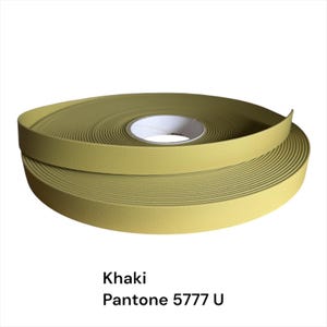 Puede incluir: Primer plano de un rollo de cinta de borde color caqui con una superficie texturizada. El texto "Khaki" y "Pantone 5777 U" se muestran debajo. La cinta se utiliza probablemente para acabados o decoraci&oacute;n.