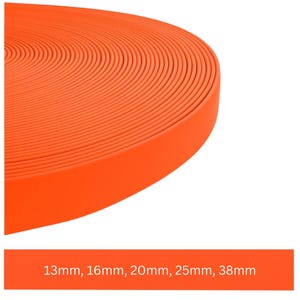 Può includere: Un rotolo di colore arancione brillante di materiale piatto e liscio avvolto in forma circolare. Sotto la bobina, una barra rettangolare arancione mostra il testo 13mm, 16mm, 20mm, 25mm, 38mm, indicando le opzioni di larghezza disponibili.