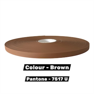 Op de afbeelding: Een rol bruine schuimtape met een getextureerd oppervlak. De tekst "Colour - Brown" en "Pantone - 7517 U" staan onder de tape.