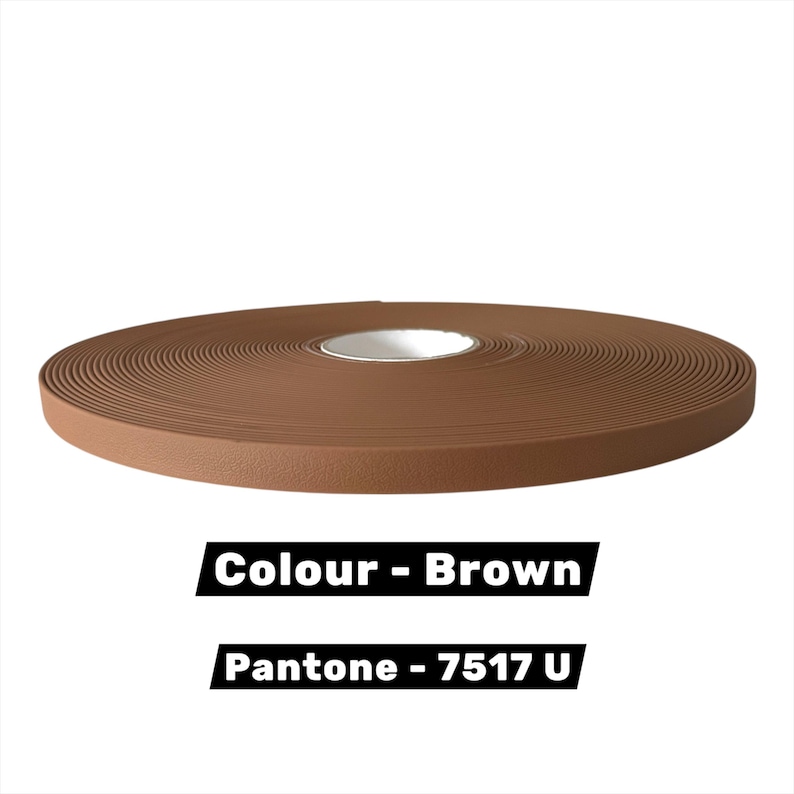 Op de afbeelding: Een rol bruine schuimtape met een getextureerd oppervlak. De tekst "Colour - Brown" en "Pantone - 7517 U" staan onder de tape.
