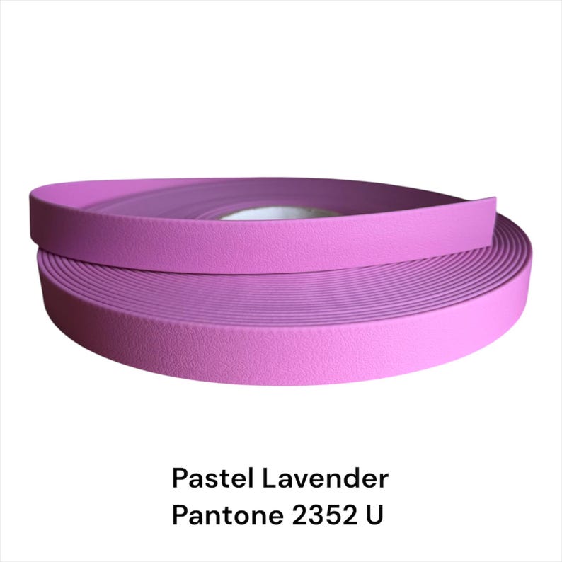 Puede incluir: Un rollo de cinta lavanda pastel, con una superficie texturizada, se muestra sobre un fondo blanco. La cinta es de un color p&uacute;rpura suave y apagado. El texto "Pastel Lavender Pantone 2352 U" est&aacute; en la parte inferior de la imagen.