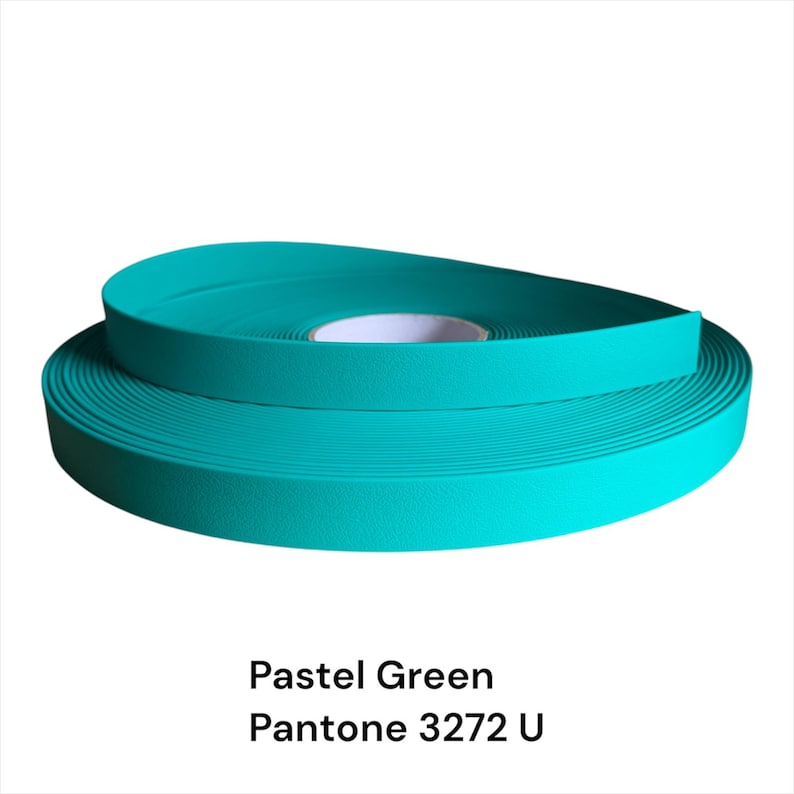 Puede incluir: Se muestra un rollo de cinta verde pastel, con una superficie texturizada. La cinta es de un color verde azulado vibrante, y el texto "Pastel Green Pantone 3272 U" es visible en la parte inferior de la imagen. La cinta est&aacute; enrollada en una bobina.