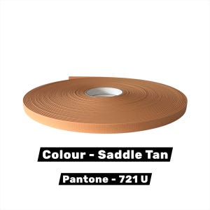 Op de afbeelding: Een rol zadelbruine schuimtape. De tekst "COLOUR - Saddle Tan" en "Pantone - 721 U" worden in zwarte tekst op een witte achtergrond weergegeven.