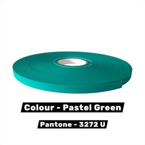 Op de afbeelding: Een rol pastelgroen lint. Het lint heeft een effen kleur en is gelabeld met "Colour - Pastel Green" en "Pantone - 3272 U". Het lint is effen van kleur en opgerold.