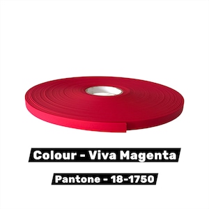 Op de afbeelding: Een rol Viva Magenta-lint, een levendige rood-roze tint. Het lint is netjes opgerold, met het uiteinde naar buiten uitstekend. Tekst op de afbeelding luidt "COLOUR - Viva Magenta" en "Pantone - 18-1750".