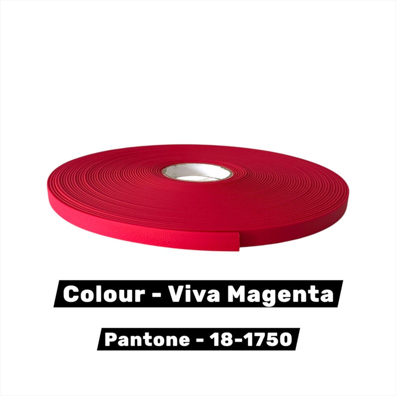 Op de afbeelding: Een rol Viva Magenta-lint, een levendige rood-roze tint. Het lint is netjes opgerold, met het uiteinde naar buiten uitstekend. Tekst op de afbeelding luidt "COLOUR - Viva Magenta" en "Pantone - 18-1750".