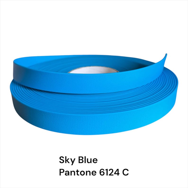 Puede incluir: Se muestra un rollo de material azul cielo, Pantone 6124 C. El material es de un azul s&oacute;lido y vibrante, y parece ser una cinta o cinta flexible. La textura del material es ligeramente visible, lo que sugiere un acabado mate. El material est&aacute; enrollado.