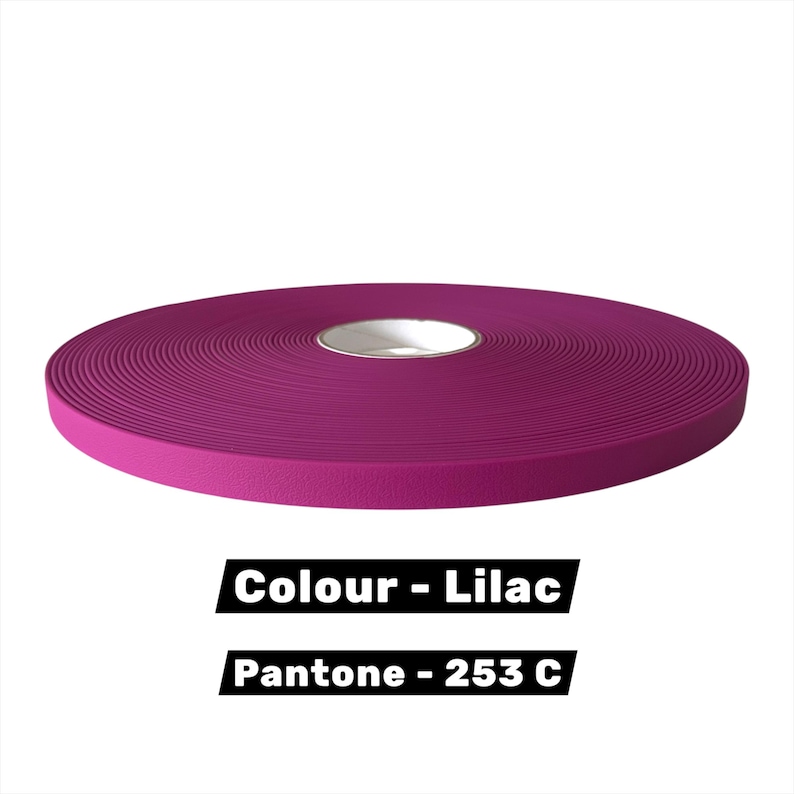 Op de afbeelding: Een rol lila lint met een witte kern. De tekst "Colour - Lilac" en "Pantone - 253 C" wordt in zwarte tekst op een witte achtergrond weergegeven.