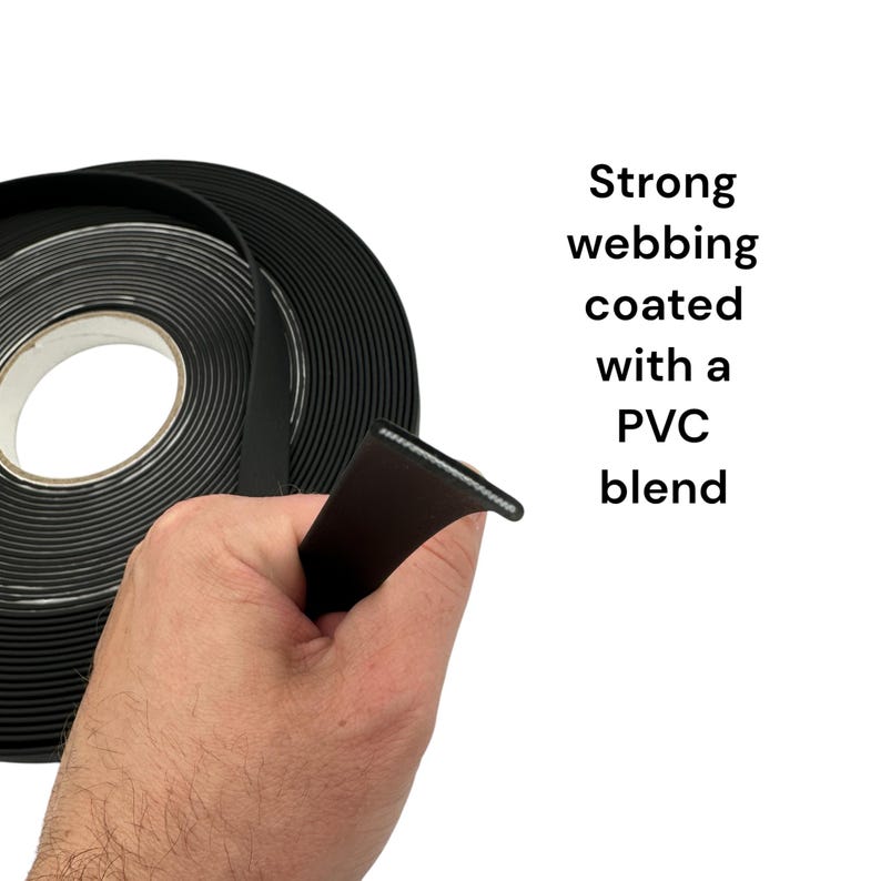 Puede incluir: Cinta negra recubierta con una mezcla de PVC, mostrada en rollo y sostenida en la mano. El texto a la derecha dice: "Strong webbing coated with a PVC blend."